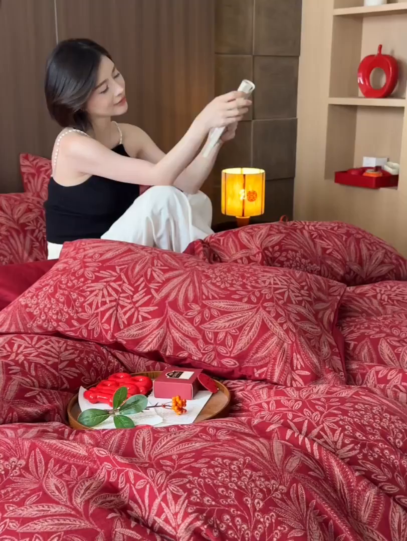 91家纺网 家纺一手货源 找家纺 安莱生活 2025新品全棉色织提花（大红婚庆 ）四件套 叶语传喜