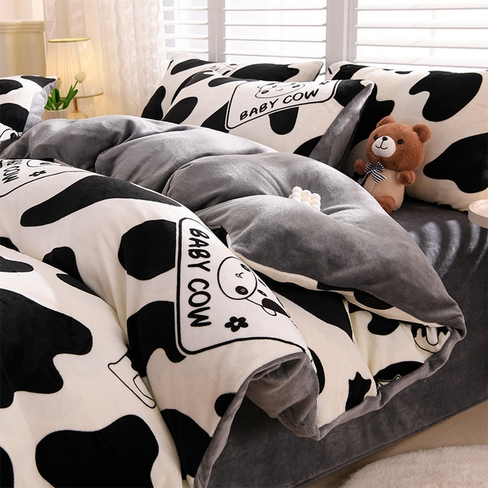 91家纺网 家纺一手货源 找家纺 紫月轩家纺 2025新款A类牛奶绒小清新印花四件套 奶牛派对