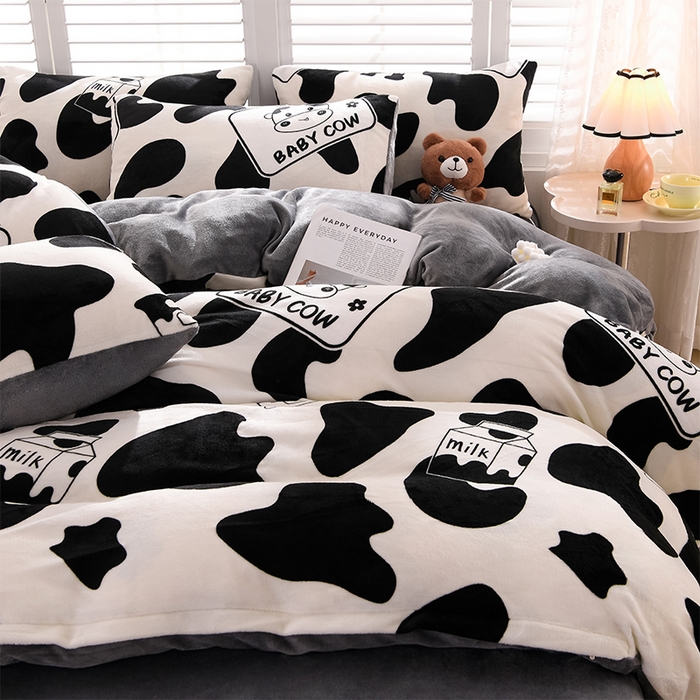 91家纺网 家纺一手货源 找家纺 紫月轩家纺 2025新款A类牛奶绒小清新印花四件套 奶牛派对