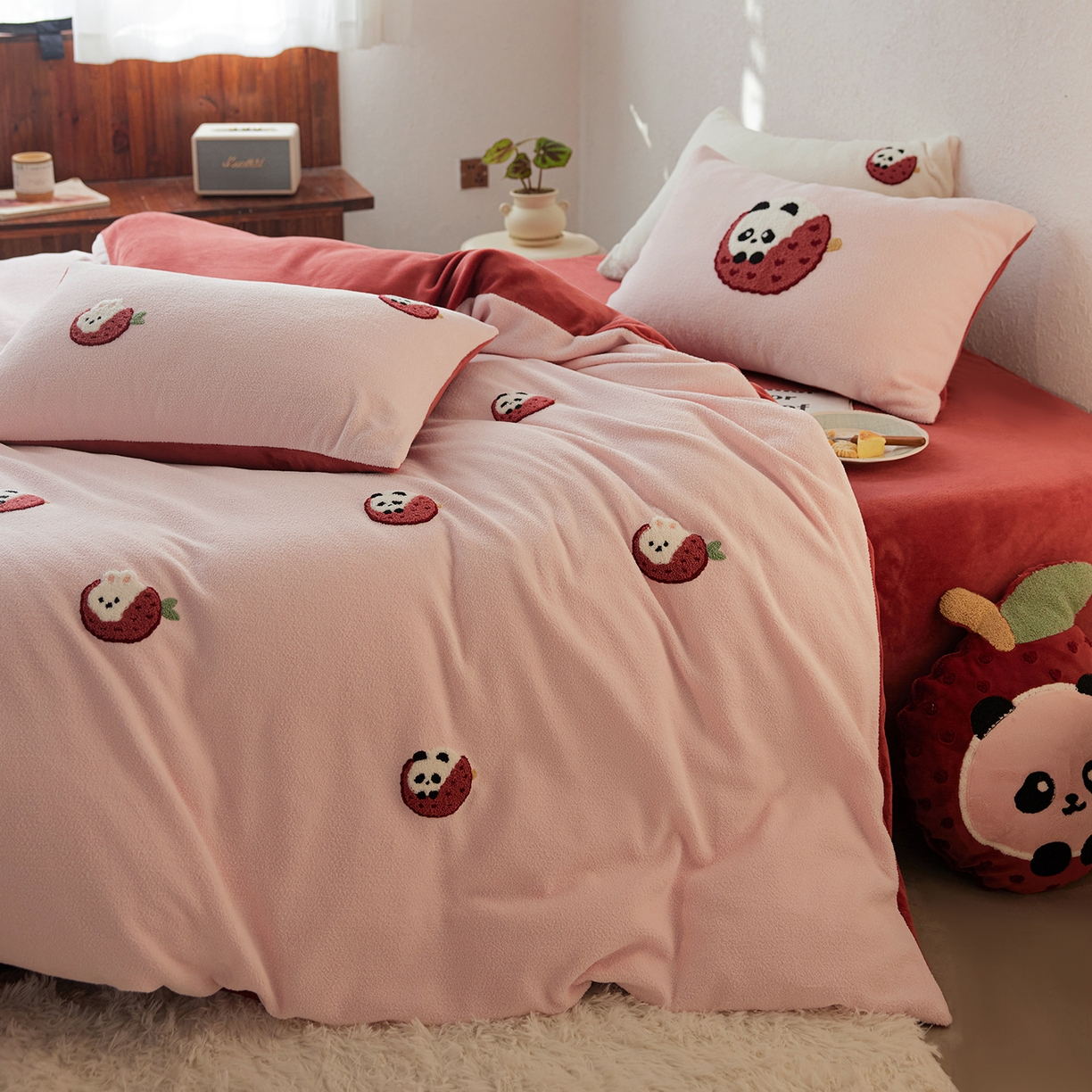 91家纺网 家纺一手货源 找家纺 安莱生活 2025新款暖呢绒毛巾绣四件套（萌趣家宠系）-风格1 荔枝熊猫-红