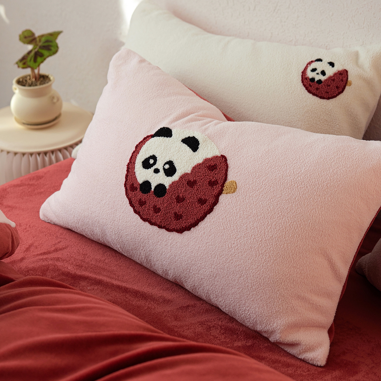 91家纺网 家纺一手货源 找家纺 安莱生活 2025新款暖呢绒毛巾绣四件套（萌趣家宠系）-风格1 荔枝熊猫-红