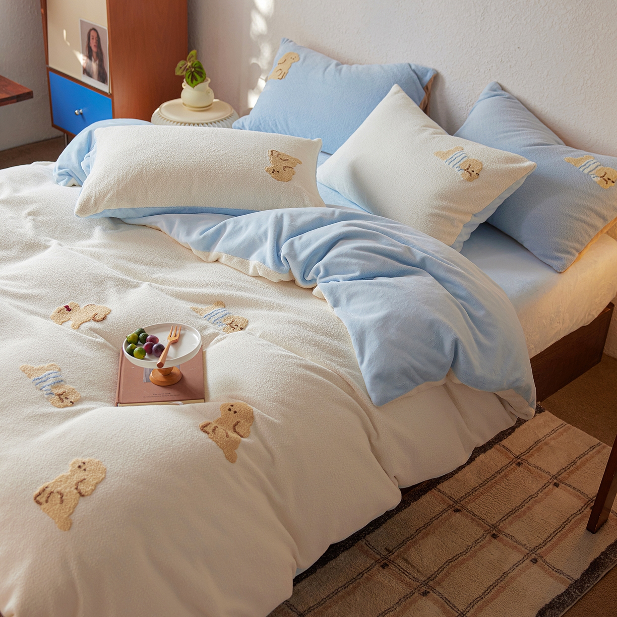 91家纺网 家纺一手货源 找家纺 安莱生活 2025新款暖呢绒毛巾绣四件套（萌趣家宠系）-风格1 海魂衫小狗-蓝白