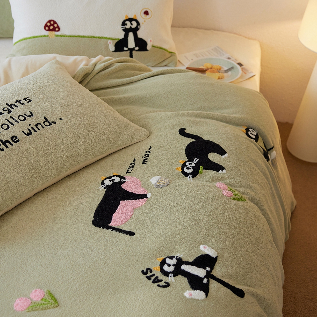 91家纺网 家纺一手货源 找家纺 安莱生活 2025新款暖呢绒毛巾绣四件套（萌趣家宠系）-风格1 炸毛小黑猫-灰绿