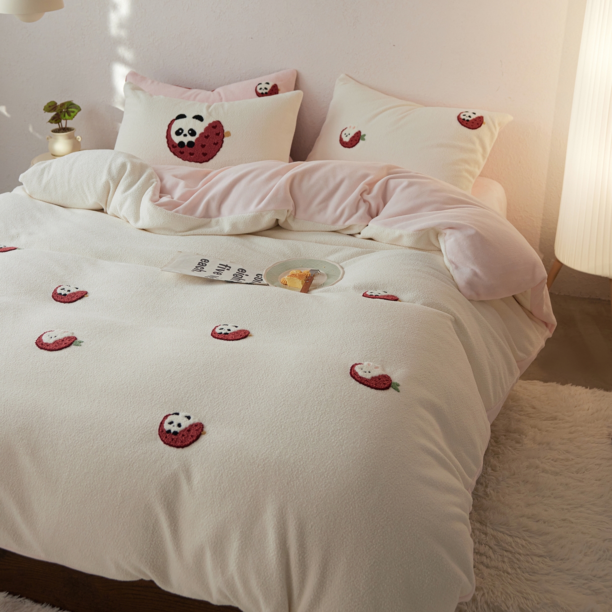 91家纺网 家纺一手货源 找家纺 安莱生活 2025新款暖呢绒毛巾绣四件套（萌趣家宠系）-风格1 荔枝熊猫-粉