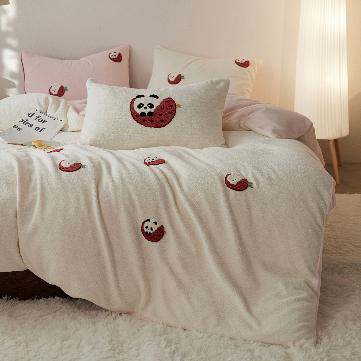 91家纺网 家纺一手货源 找家纺 安莱生活 2025新款暖呢绒毛巾绣四件套（萌趣家宠系）-风格1 荔枝熊猫-粉