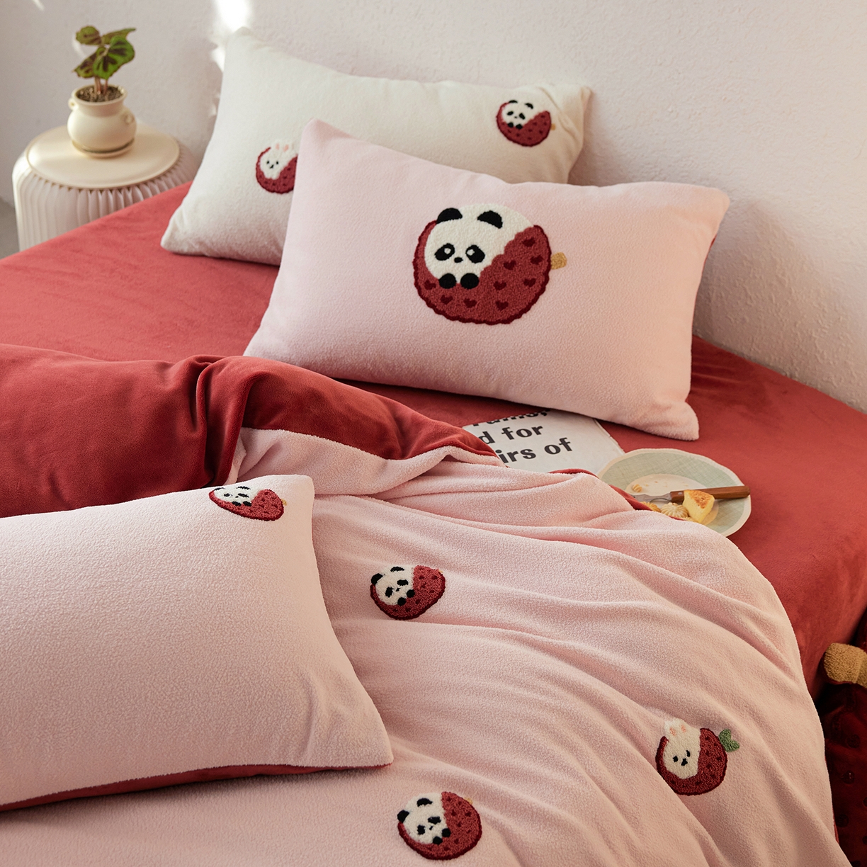 91家纺网 家纺一手货源 找家纺 安莱生活 2025新款暖呢绒毛巾绣四件套（萌趣家宠系）-风格1 荔枝熊猫-红