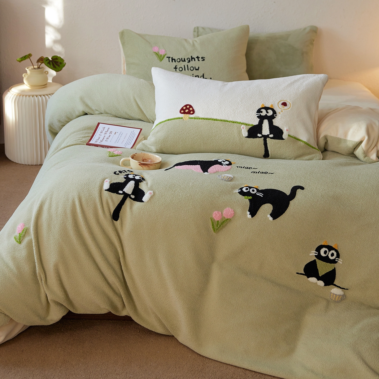 91家纺网 家纺一手货源 找家纺 安莱生活 2025新款暖呢绒毛巾绣四件套（萌趣家宠系）-风格1 炸毛小黑猫-灰绿