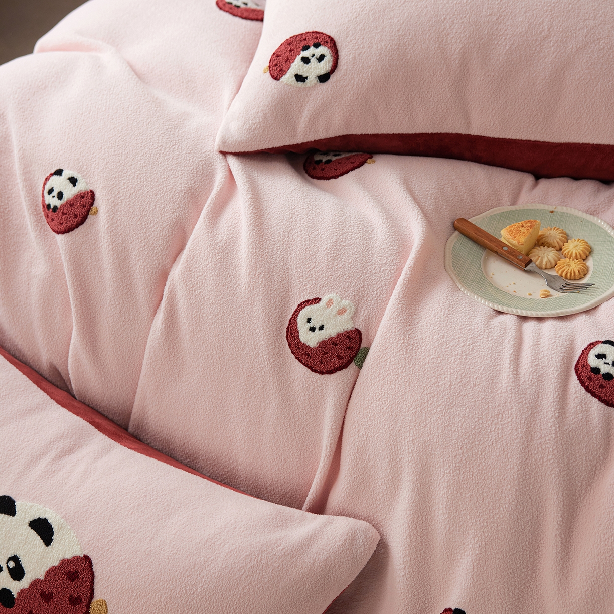91家纺网 家纺一手货源 找家纺 安莱生活 2025新款暖呢绒毛巾绣四件套（萌趣家宠系）-风格1 荔枝熊猫-红