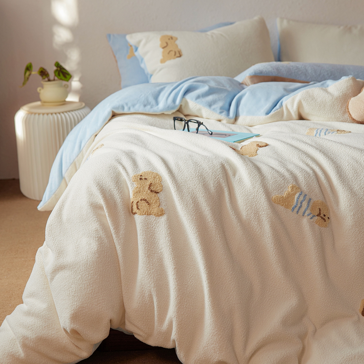 91家纺网 家纺一手货源 找家纺 安莱生活 2025新款暖呢绒毛巾绣四件套（萌趣家宠系）-风格1 海魂衫小狗-蓝白