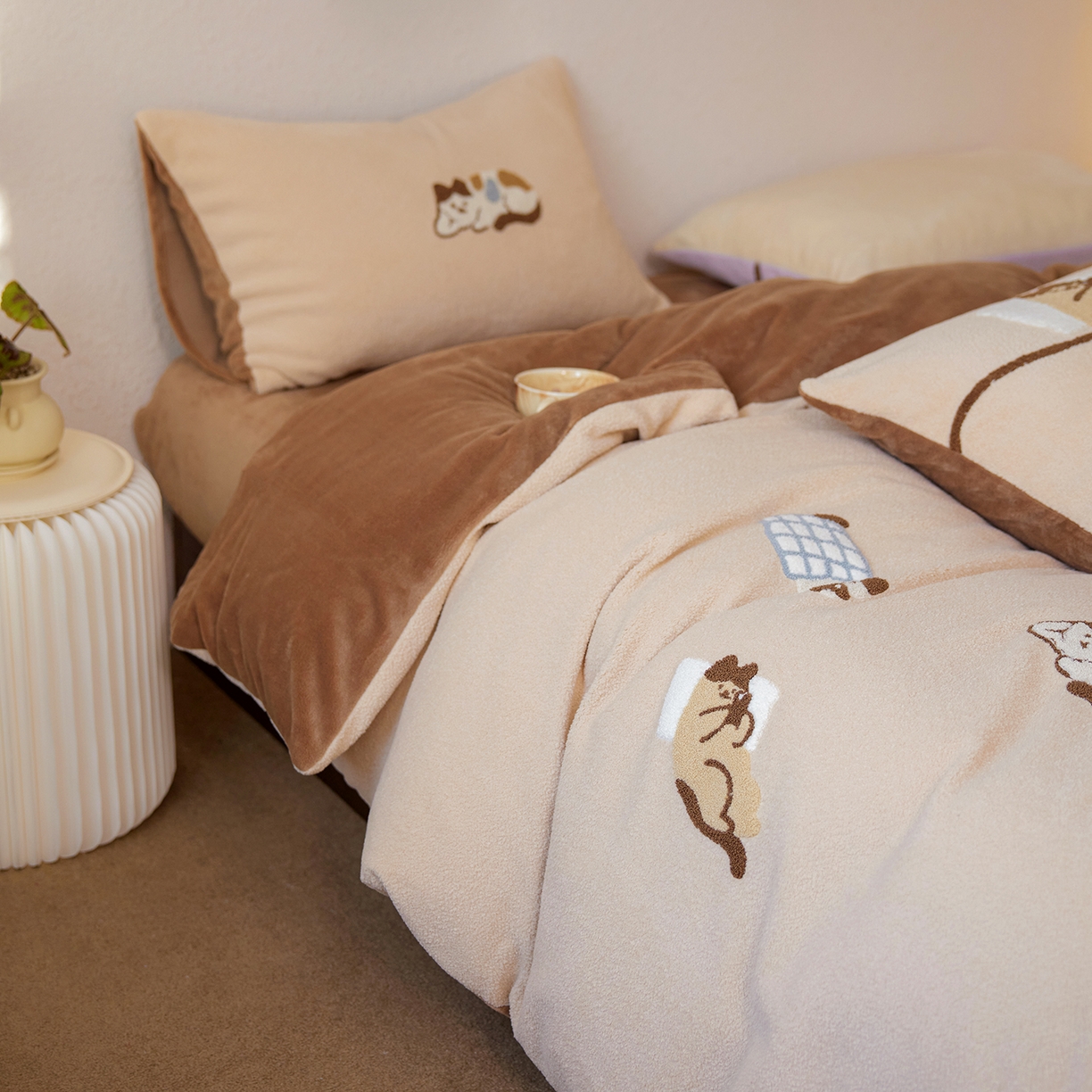 91家纺网 家纺一手货源 找家纺 安莱生活 2025新款暖呢绒毛巾绣四件套（萌趣家宠系）-风格1 躺平猫-奶茶