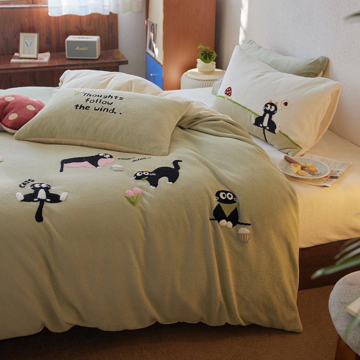 91家纺网 家纺一手货源 找家纺 安莱生活 2025新款暖呢绒毛巾绣四件套（萌趣家宠系）-风格1 炸毛小黑猫-灰绿