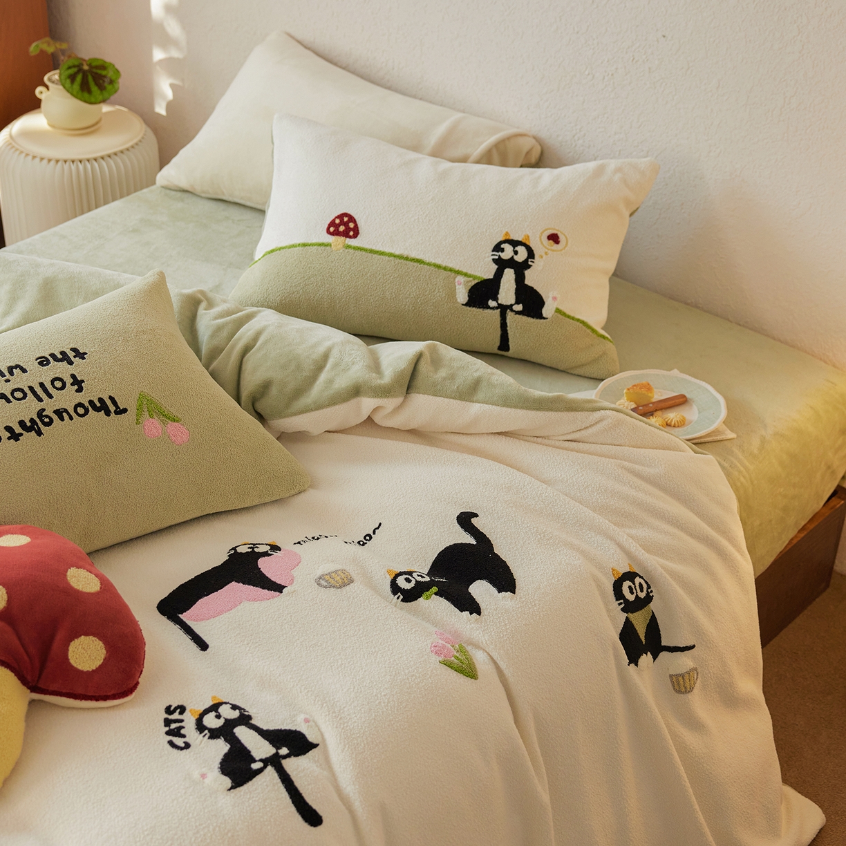 91家纺网 家纺一手货源 找家纺 安莱生活 2025新款暖呢绒毛巾绣四件套（萌趣家宠系）-风格1 炸毛小黑猫-奶白