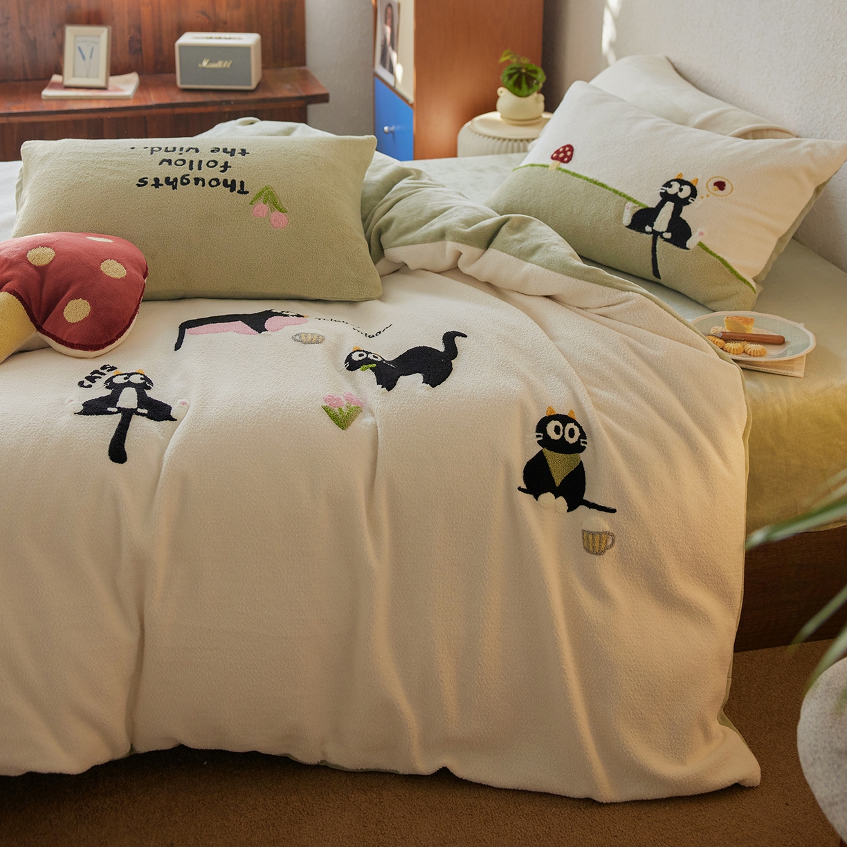 91家纺网 家纺一手货源 找家纺 安莱生活 2025新款暖呢绒毛巾绣四件套（萌趣家宠系）-风格1 炸毛小黑猫-奶白