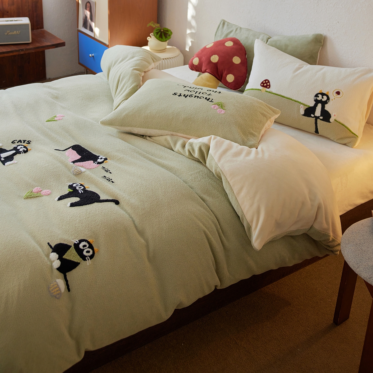 91家纺网 家纺一手货源 找家纺 安莱生活 2025新款暖呢绒毛巾绣四件套（萌趣家宠系）-风格1 炸毛小黑猫-灰绿