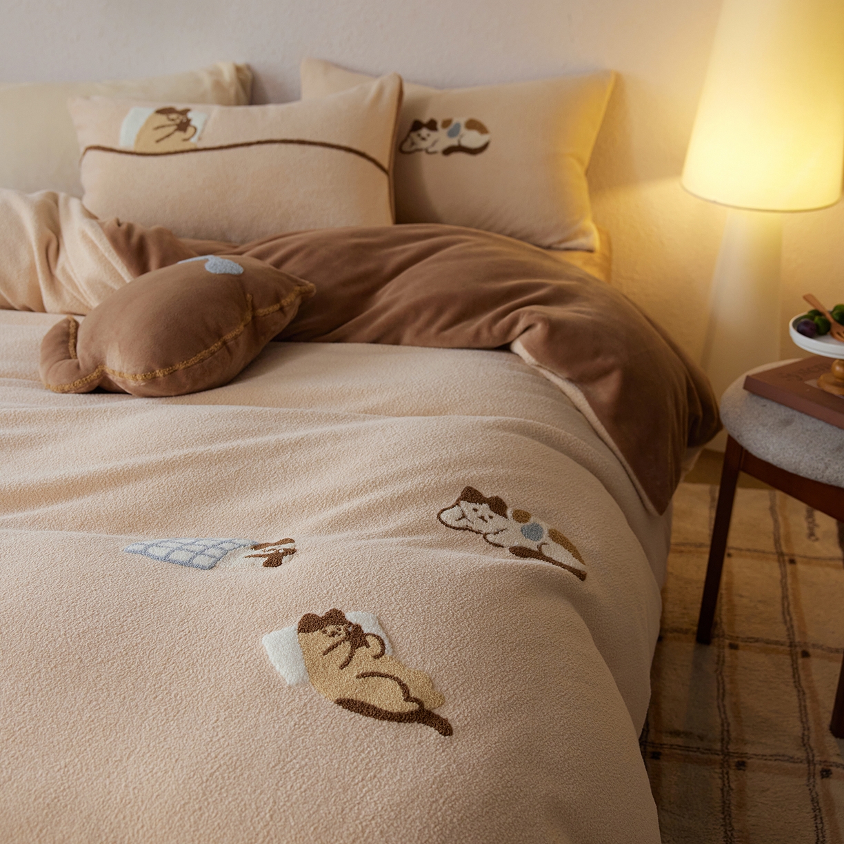91家纺网 家纺一手货源 找家纺 安莱生活 2025新款暖呢绒毛巾绣四件套（萌趣家宠系）-风格1 躺平猫-奶茶
