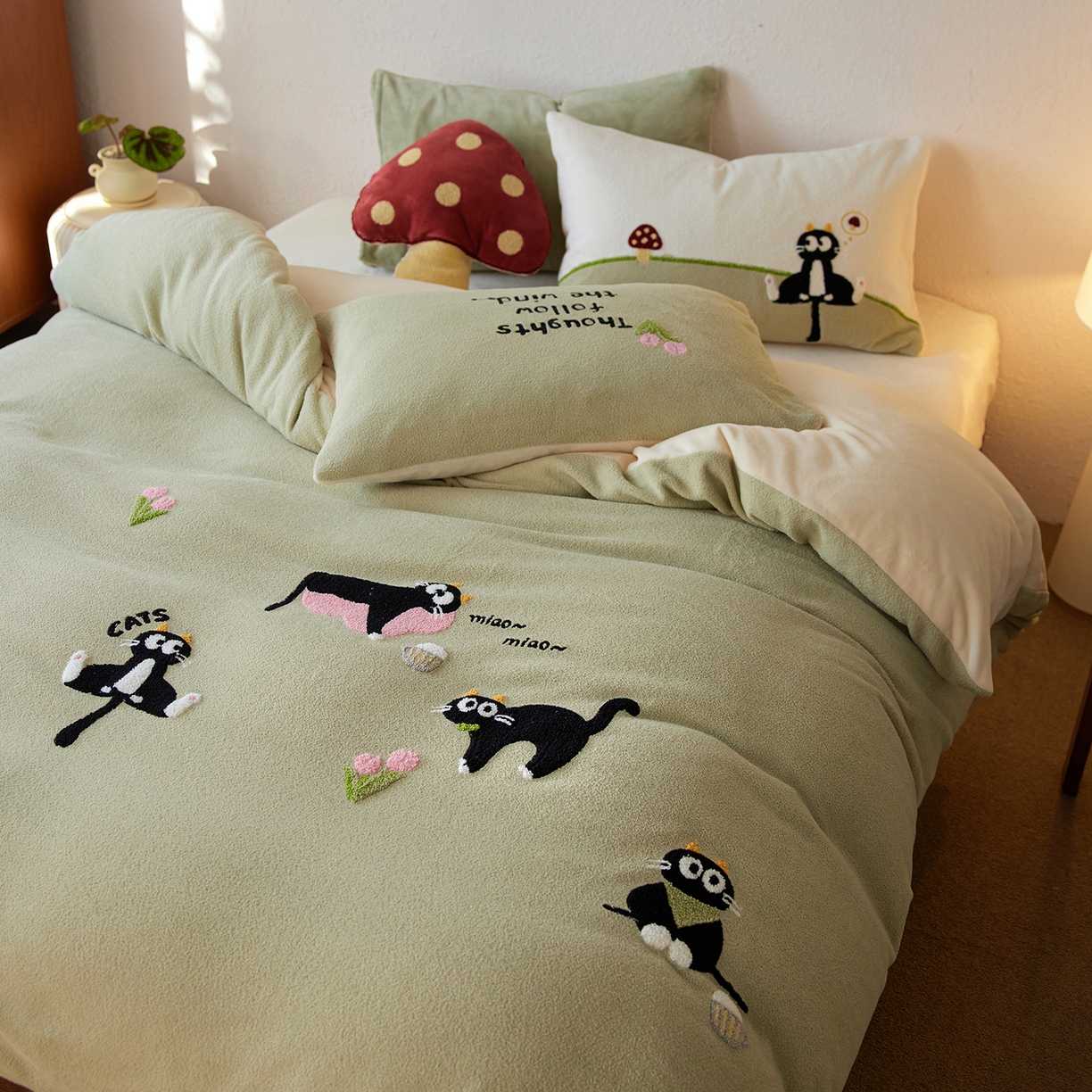 91家纺网 家纺一手货源 找家纺 安莱生活 2025新款暖呢绒毛巾绣四件套（萌趣家宠系）-风格1 炸毛小黑猫-灰绿