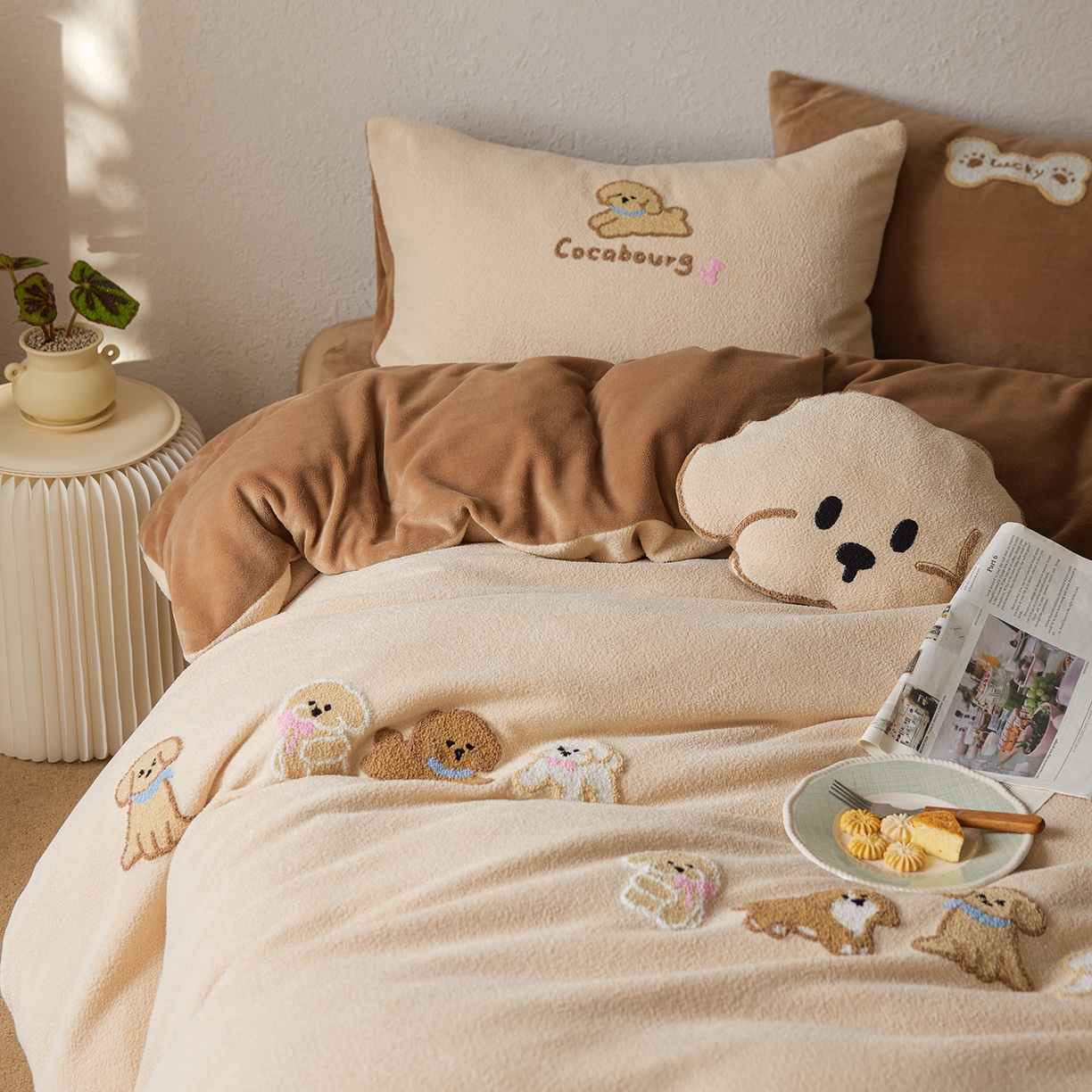 91家纺网 家纺一手货源 找家纺 安莱生活 2025新款暖呢绒毛巾绣四件套（萌趣家宠系）-风格1 站队小泰迪