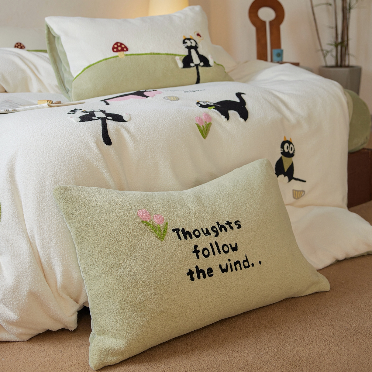 91家纺网 家纺一手货源 找家纺 安莱生活 2025新款暖呢绒毛巾绣四件套（萌趣家宠系）-风格1 炸毛小黑猫-奶白