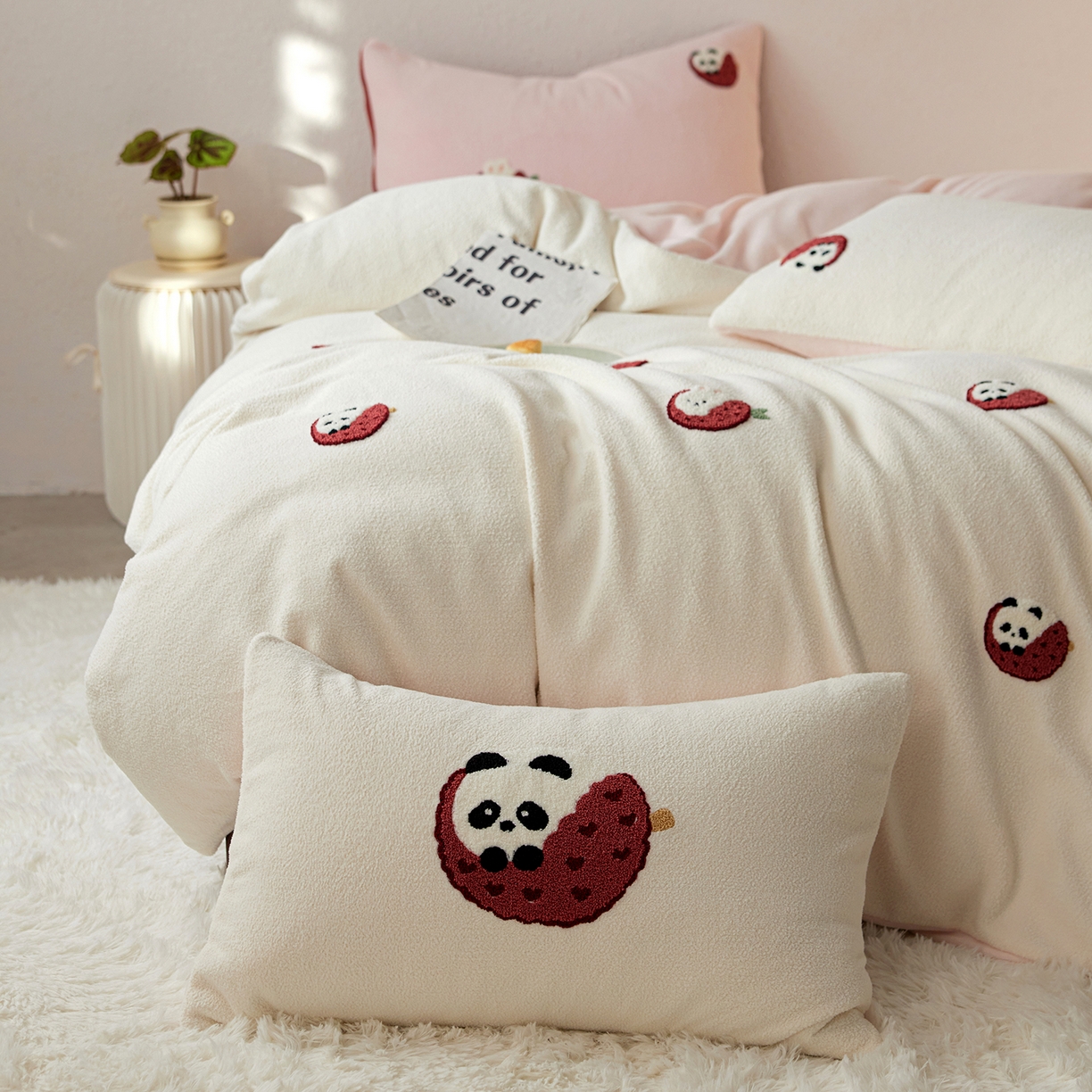 91家纺网 家纺一手货源 找家纺 安莱生活 2025新款暖呢绒毛巾绣四件套（萌趣家宠系）-风格1 荔枝熊猫-粉