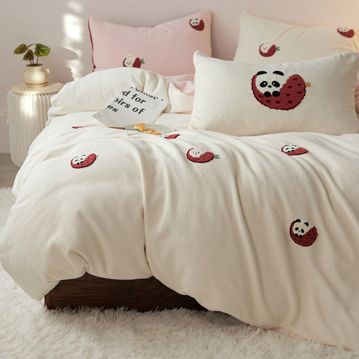 91家纺网 家纺一手货源 找家纺 安莱生活 2025新款暖呢绒毛巾绣四件套（萌趣家宠系）-风格1 荔枝熊猫-粉