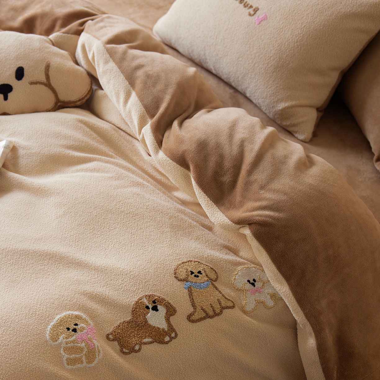 91家纺网 家纺一手货源 找家纺 安莱生活 2025新款暖呢绒毛巾绣四件套（萌趣家宠系）-风格1 站队小泰迪