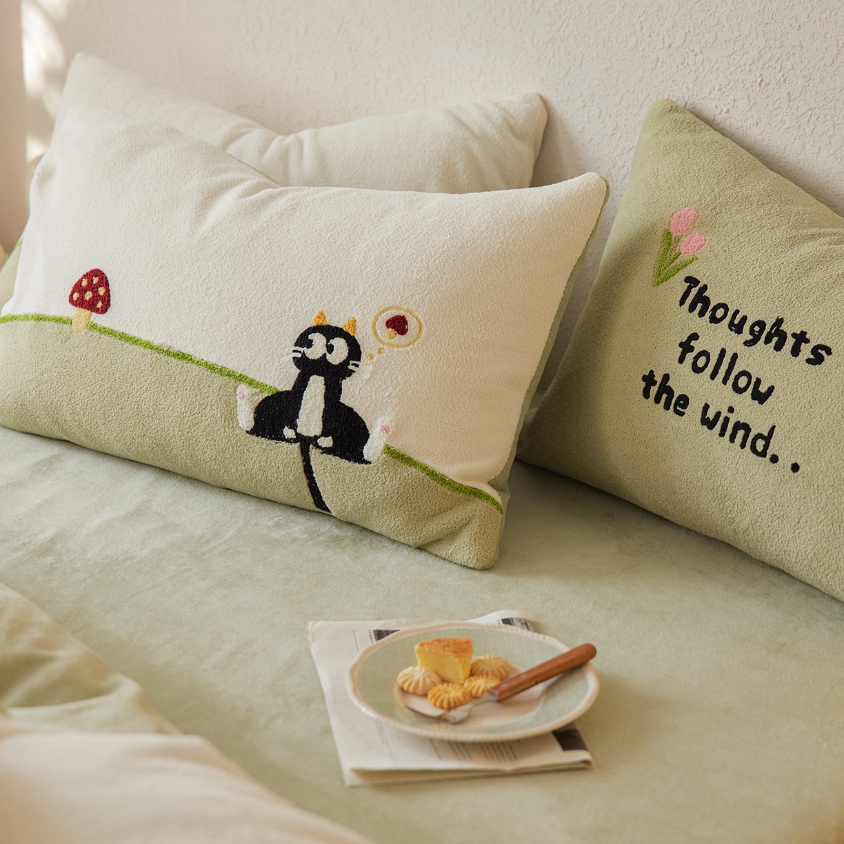 91家纺网 家纺一手货源 找家纺 安莱生活 2025新款暖呢绒毛巾绣四件套（萌趣家宠系）-风格1 炸毛小黑猫-奶白