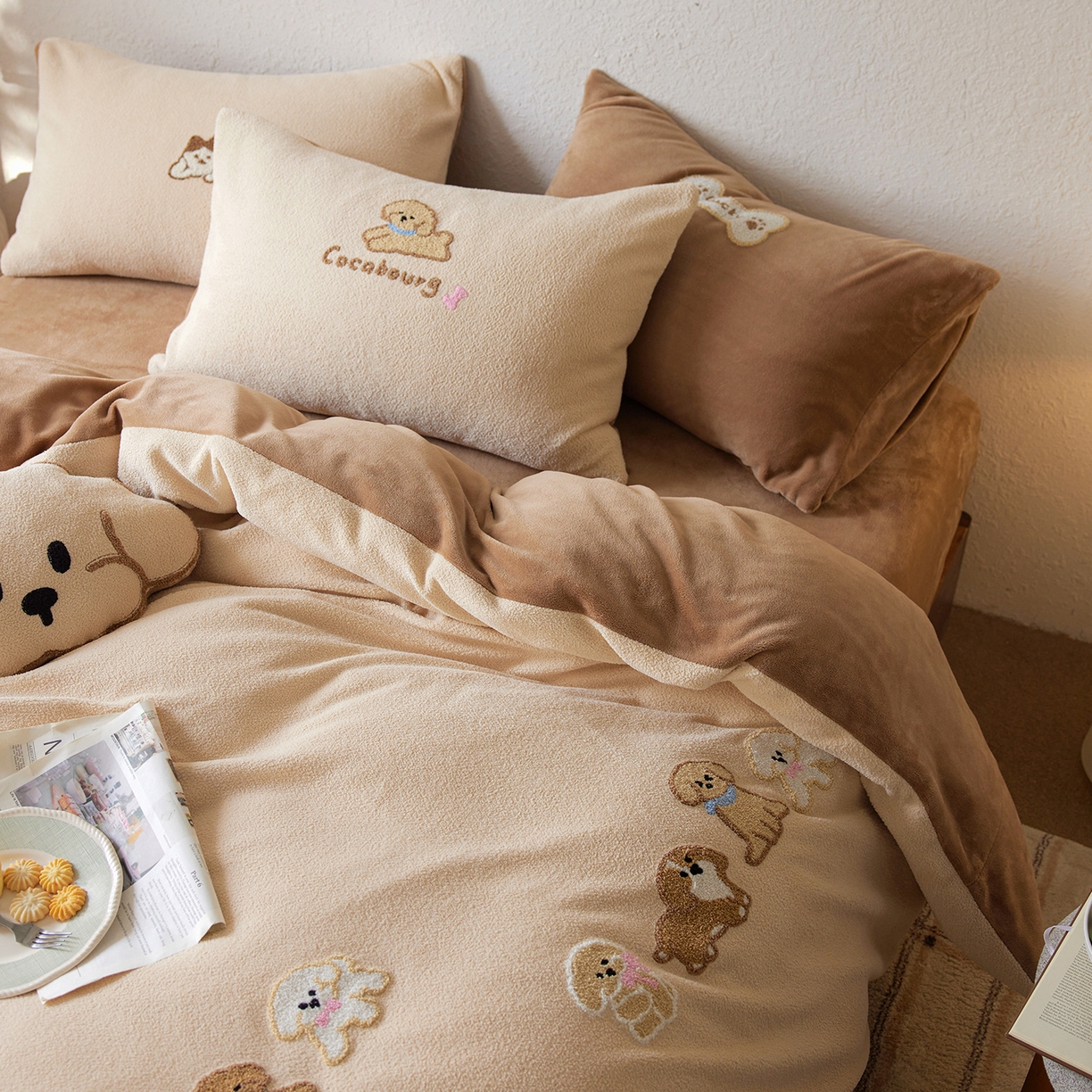 91家纺网 家纺一手货源 找家纺 安莱生活 2025新款暖呢绒毛巾绣四件套（萌趣家宠系）-风格1 站队小泰迪