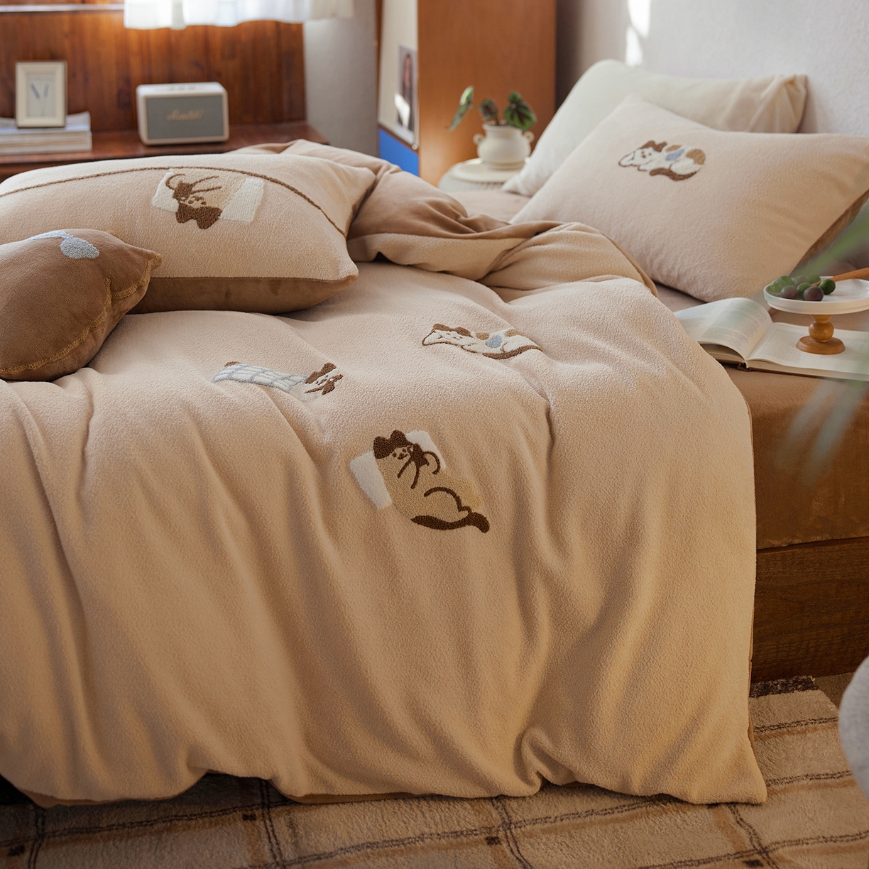 91家纺网 家纺一手货源 找家纺 安莱生活 2025新款暖呢绒毛巾绣四件套（萌趣家宠系）-风格1 躺平猫-奶茶