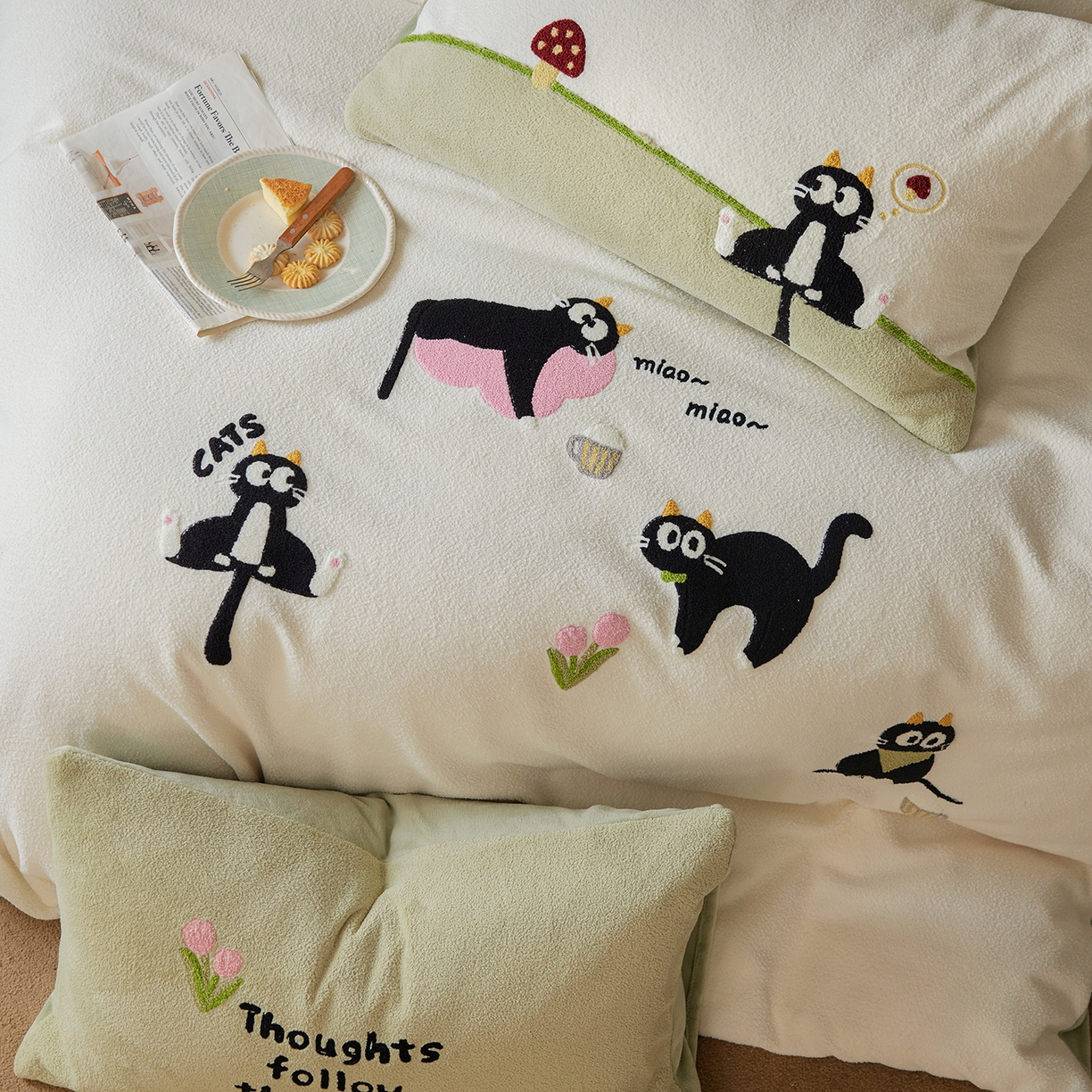 91家纺网 家纺一手货源 找家纺 安莱生活 2025新款暖呢绒毛巾绣四件套（萌趣家宠系）-风格1 炸毛小黑猫-奶白