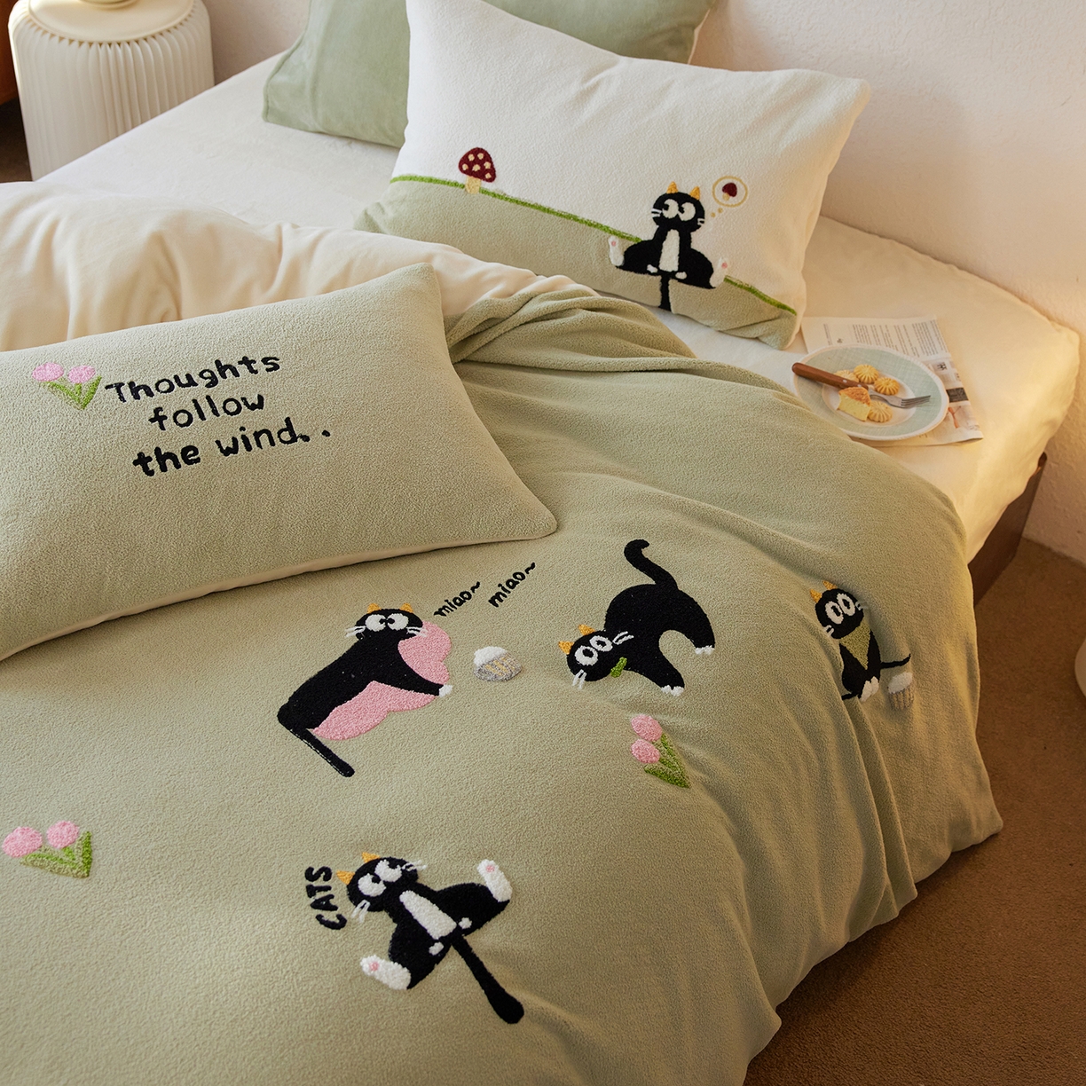 91家纺网 家纺一手货源 找家纺 安莱生活 2025新款暖呢绒毛巾绣四件套（萌趣家宠系）-风格1 炸毛小黑猫-灰绿