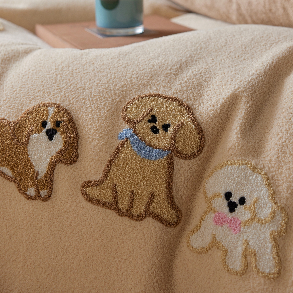 91家纺网 家纺一手货源 找家纺 安莱生活 2025新款暖呢绒毛巾绣四件套（萌趣家宠系）-风格1 站队小泰迪