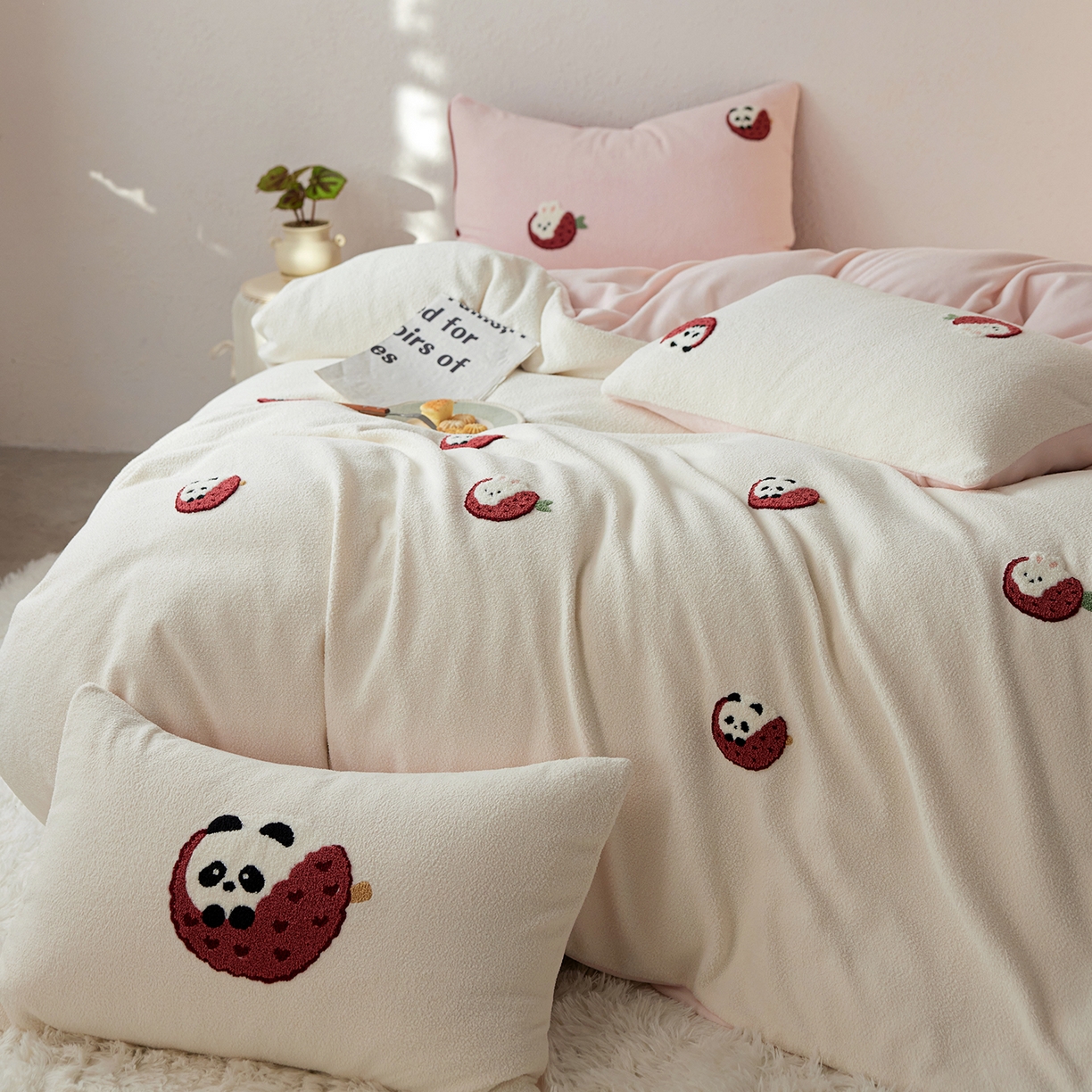 91家纺网 家纺一手货源 找家纺 安莱生活 2025新款暖呢绒毛巾绣四件套（萌趣家宠系）-风格1 荔枝熊猫-粉