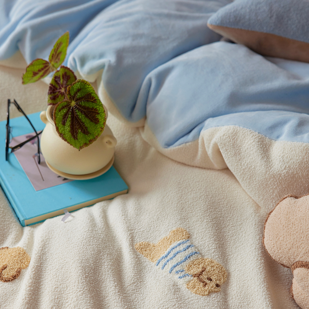 91家纺网 家纺一手货源 找家纺 （总）安莱生活 2025新款暖呢绒毛巾绣四件套（萌趣家宠系）-风格1