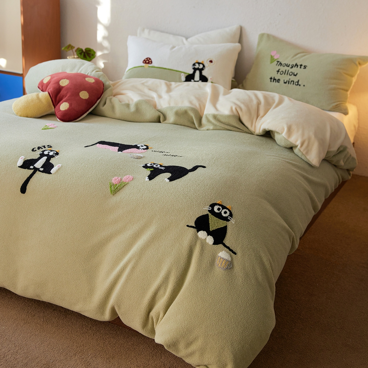 91家纺网 家纺一手货源 找家纺 安莱生活 2025新款暖呢绒毛巾绣四件套（萌趣家宠系）-风格1 炸毛小黑猫-灰绿