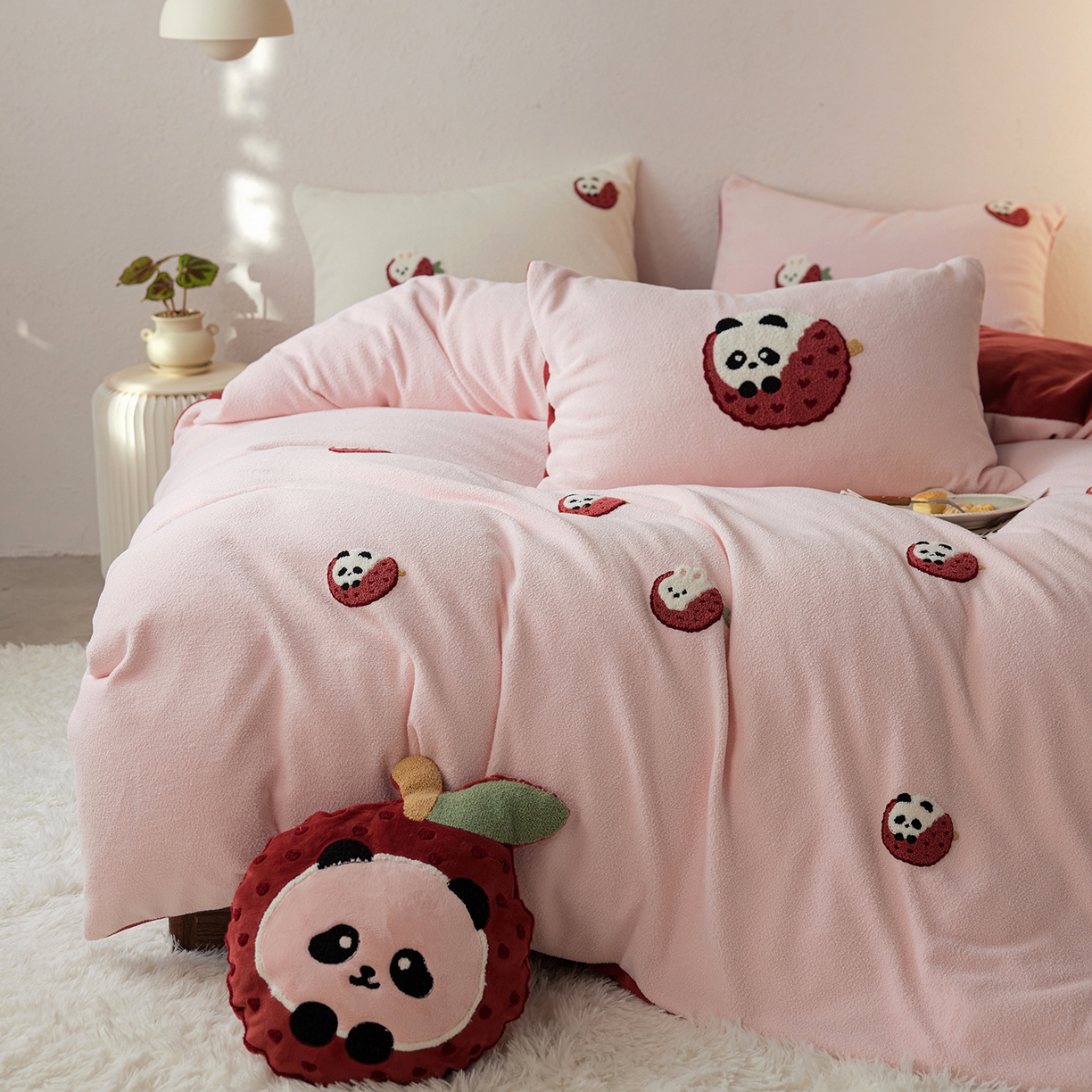 91家纺网 家纺一手货源 找家纺 安莱生活 2025新款暖呢绒毛巾绣四件套（萌趣家宠系）-风格1 荔枝熊猫-红