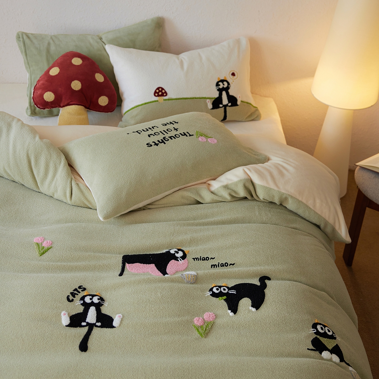 91家纺网 家纺一手货源 找家纺 安莱生活 2025新款暖呢绒毛巾绣四件套（萌趣家宠系）-风格1 炸毛小黑猫-灰绿