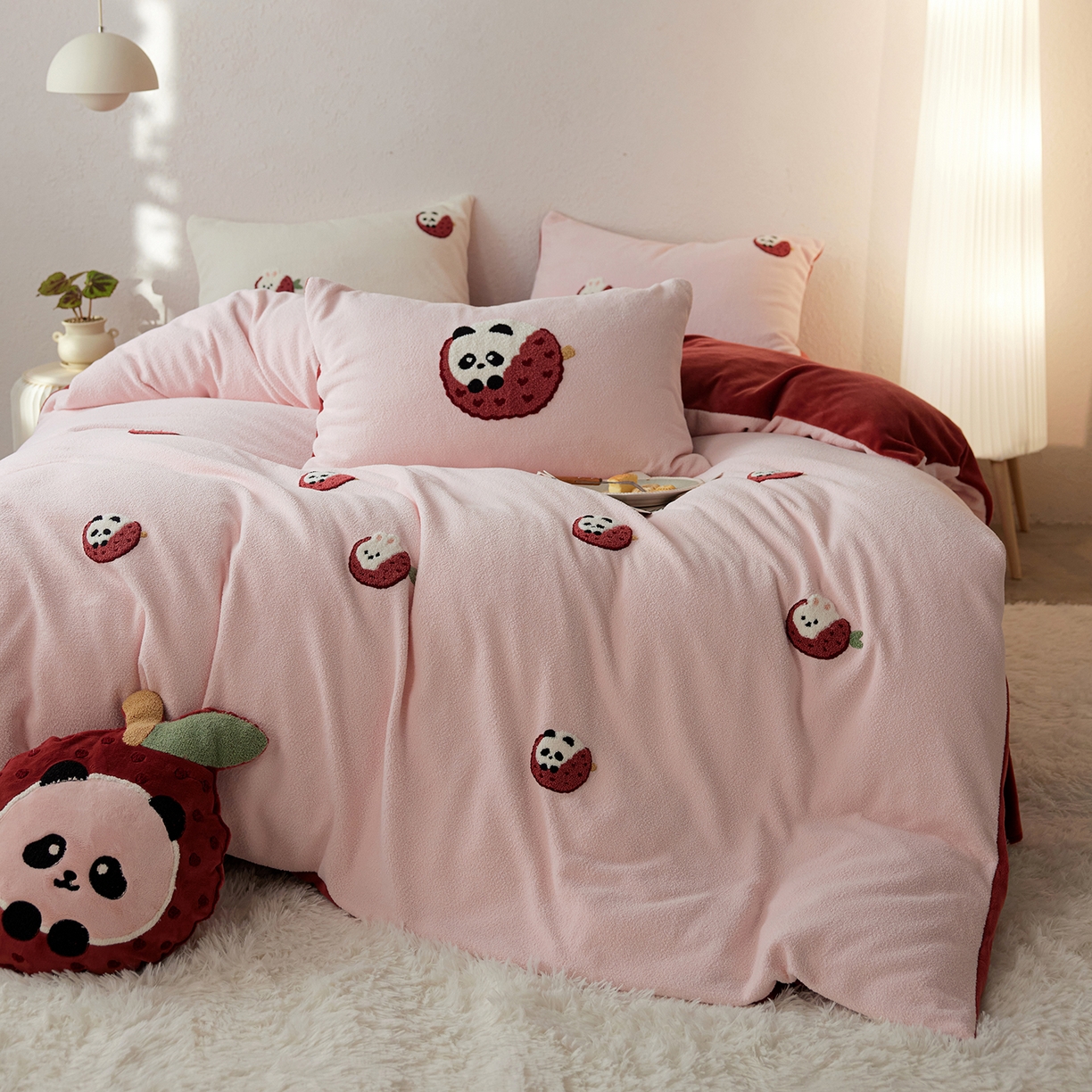 91家纺网 家纺一手货源 找家纺 安莱生活 2025新款暖呢绒毛巾绣四件套（萌趣家宠系）-风格1 荔枝熊猫-红