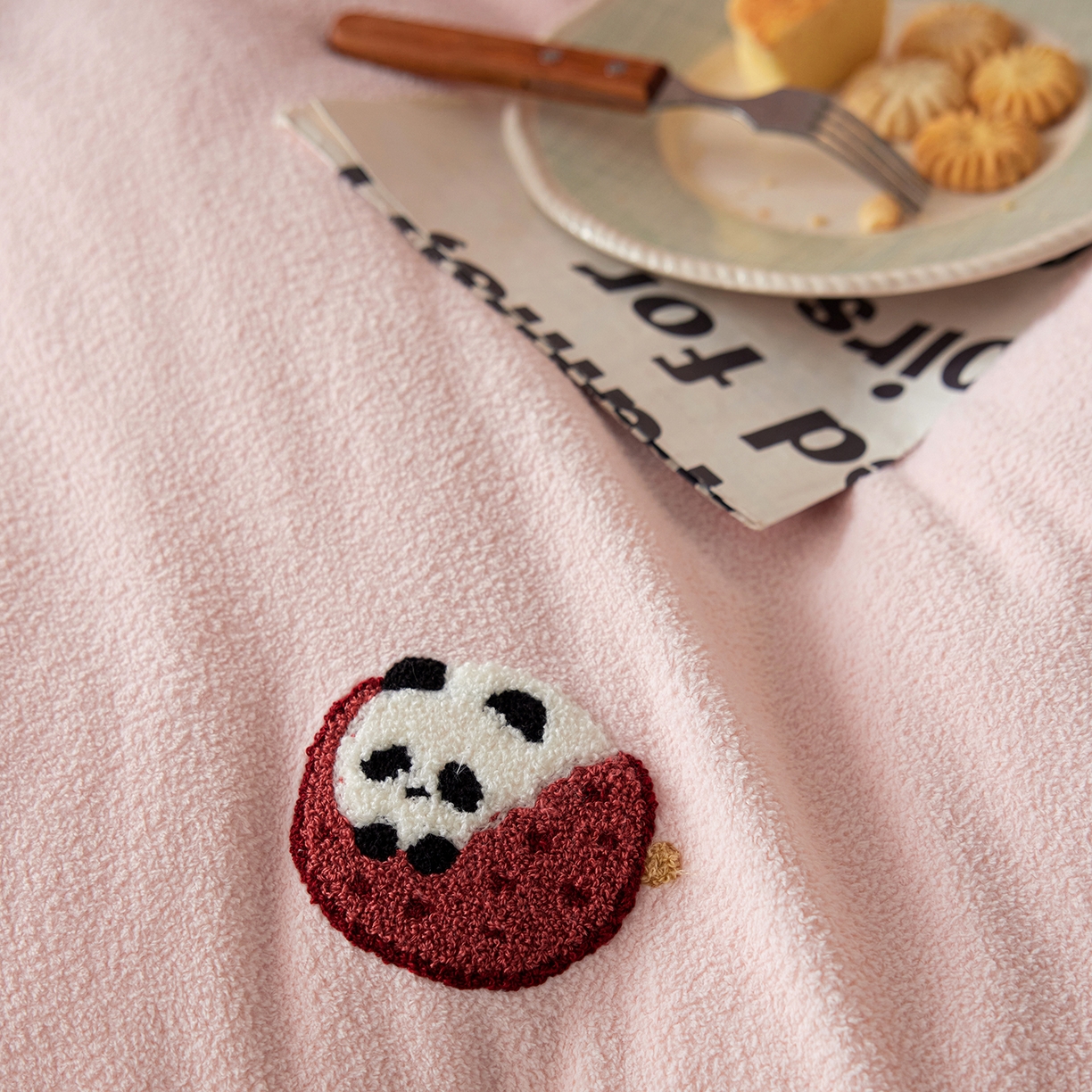 91家纺网 家纺一手货源 找家纺 安莱生活 2025新款暖呢绒毛巾绣四件套（萌趣家宠系）-风格1 荔枝熊猫-红