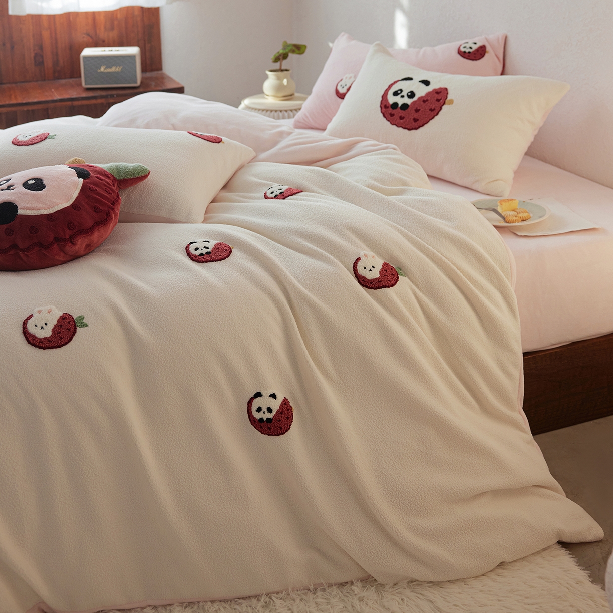 91家纺网 家纺一手货源 找家纺 安莱生活 2025新款暖呢绒毛巾绣四件套（萌趣家宠系）-风格1 荔枝熊猫-粉