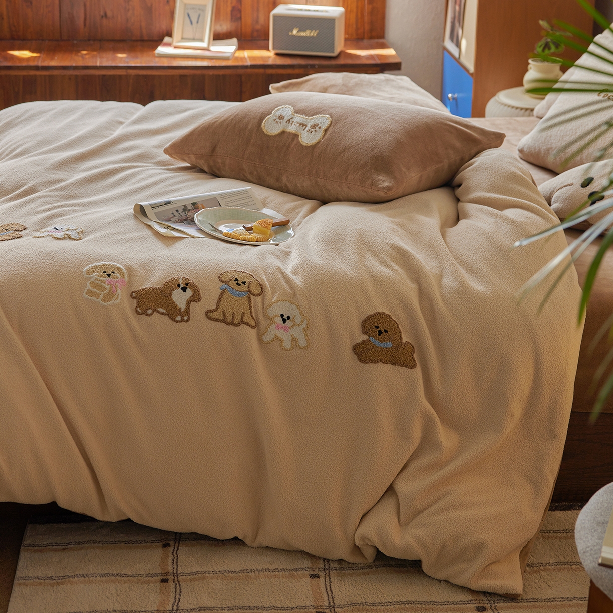 91家纺网 家纺一手货源 找家纺 安莱生活 2025新款暖呢绒毛巾绣四件套（萌趣家宠系）-风格1 站队小泰迪