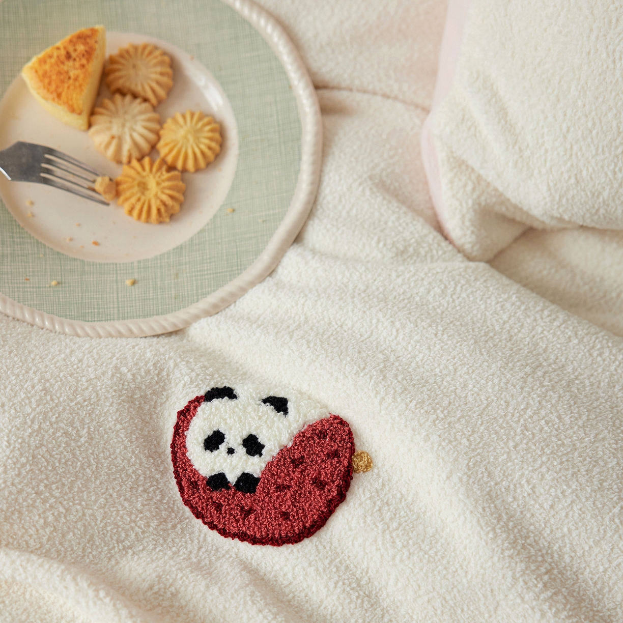 91家纺网 家纺一手货源 找家纺 安莱生活 2025新款暖呢绒毛巾绣四件套（萌趣家宠系）-风格1 荔枝熊猫-粉