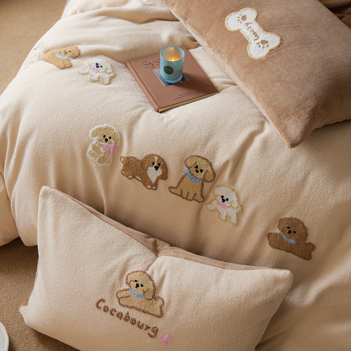 91家纺网 家纺一手货源 找家纺 安莱生活 2025新款暖呢绒毛巾绣四件套（萌趣家宠系）-风格1 站队小泰迪