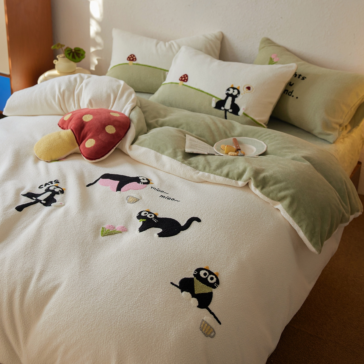 91家纺网 家纺一手货源 找家纺 安莱生活 2025新款暖呢绒毛巾绣四件套（萌趣家宠系）-风格1 炸毛小黑猫-奶白