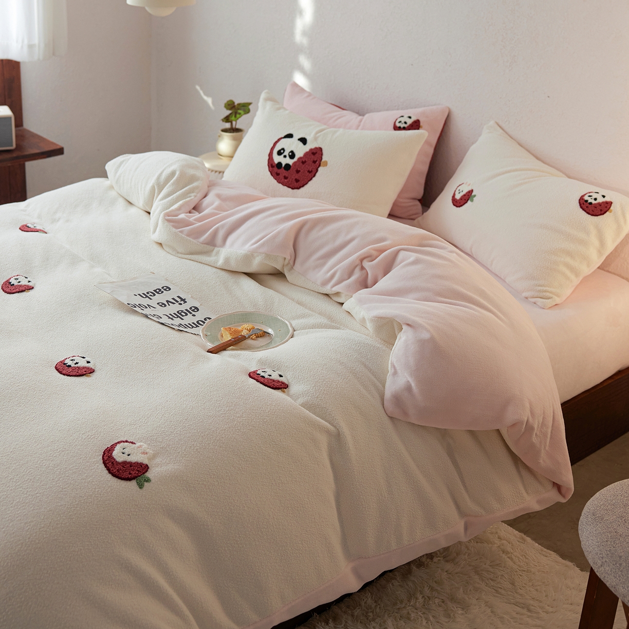 91家纺网 家纺一手货源 找家纺 安莱生活 2025新款暖呢绒毛巾绣四件套（萌趣家宠系）-风格1 荔枝熊猫-粉