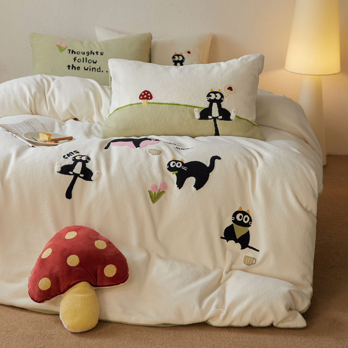 91家纺网 家纺一手货源 找家纺 安莱生活 2025新款暖呢绒毛巾绣四件套（萌趣家宠系）-风格1 炸毛小黑猫-奶白