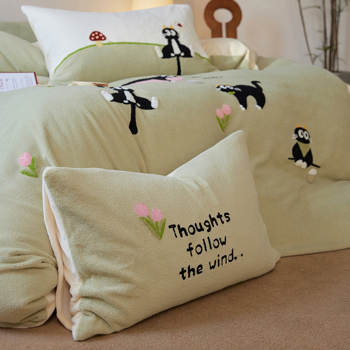 91家纺网 家纺一手货源 找家纺 安莱生活 2025新款暖呢绒毛巾绣四件套（萌趣家宠系）-风格1 炸毛小黑猫-灰绿