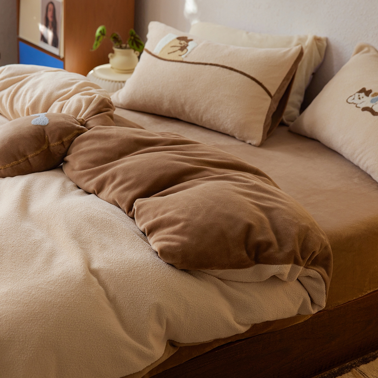 91家纺网 家纺一手货源 找家纺 安莱生活 2025新款暖呢绒毛巾绣四件套（萌趣家宠系）-风格1 躺平猫-奶茶