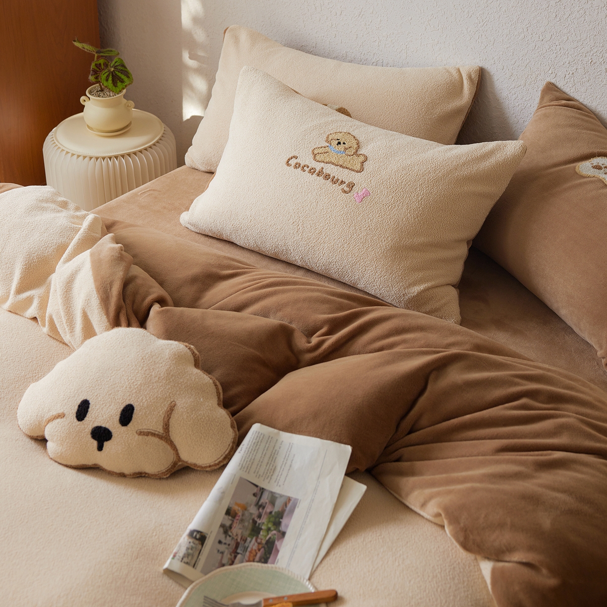 91家纺网 家纺一手货源 找家纺 安莱生活 2025新款暖呢绒毛巾绣四件套（萌趣家宠系）-风格1 站队小泰迪