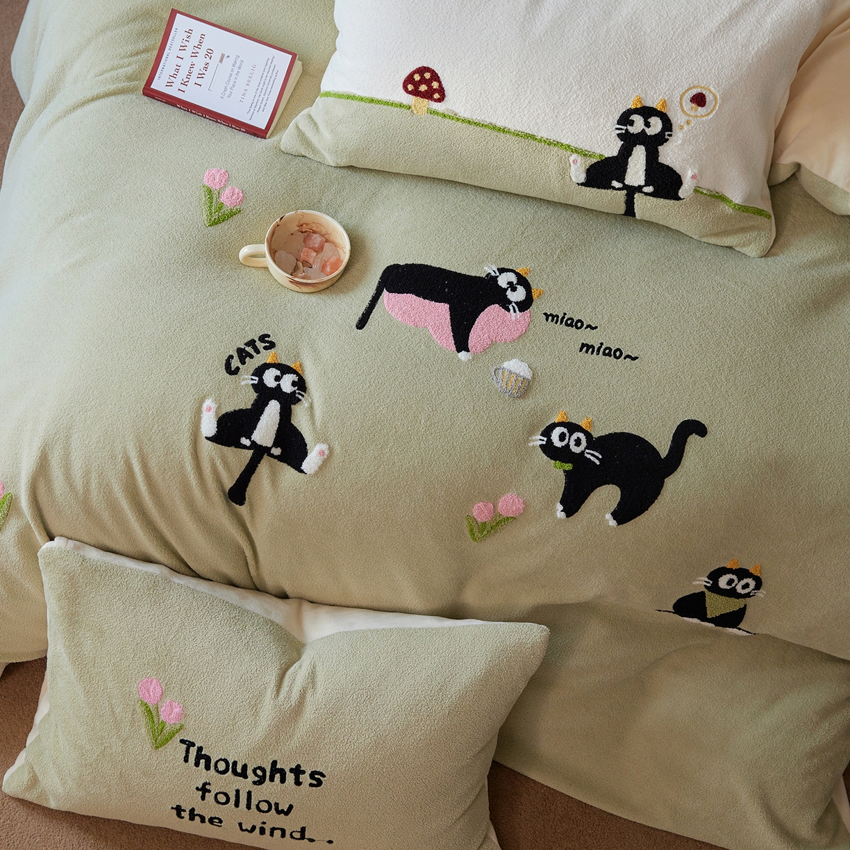 91家纺网 家纺一手货源 找家纺 安莱生活 2025新款暖呢绒毛巾绣四件套（萌趣家宠系）-风格1 炸毛小黑猫-灰绿