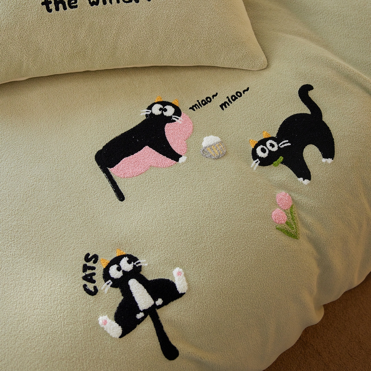 91家纺网 家纺一手货源 找家纺 安莱生活 2025新款暖呢绒毛巾绣四件套（萌趣家宠系）-风格1 炸毛小黑猫-灰绿